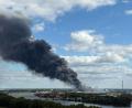 Bild: Daniel Bockwoldt/dpa
Eine große Rauchwolke ist bei einem Brand in Hamburg über der Stadt zu sehen.