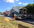 Bild: lnz
Auf der gesperrten B 299 bei Mitterteich sind am Montag die Asphaltierungsarbeiten angelaufen.