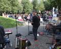 Bild: fz
Weit verstreut im Stockerhutpark genossen die Besucher die Musik der Train Rockers mit Frontmann Frank Angerer (Mitte).