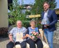 Bild: gis
Das Jubelpaar Brigitte und Bernhard Sauer mit dem ersten Bürgermeister Sebastian Voit, der zu den ersten Gratulanten zählte.