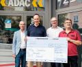 Bild: Thomas Scheck Photography
Wolfgang Lieberth, Dr. Matthias Köck und Michael Bayer vom ADAC überreichten den Spendenscheck an Dieter Wettinger von der Stiftung Sonnenblume.