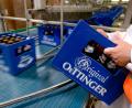 Bild: Peter Steffen/dpa
Produktion in der Oettinger Brauerei in Braunschweig. Derzeit ruht die Produktion wegen eines Warnstreiks. (Archivbild)