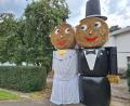 Bild: bl
Dieses Hochzeitspaar aus Stroh steht in Schönsee an der Ecke Hauptstraße/Bahnhofstraße und lässt auf ein Happy End schließen.