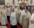 Bild: mab
Mitbrüder in priesterlichem Dienst, Postulanten, Novizen und natürlich Kirchenbesucher erleben einen eindrucksvollen Gottesdienst anlässlich des Silbernen Ordensjubiläums von Pater Lukas Temme (links).