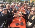 Bild: wro
Einen Zwischenstopp beim gemeinsamen Fahrradausflug durch das Stiftland legten die Zweiradfreunde "Hosn" aus Waldershof ein, die sich eine Brotzeit und das kühle Bier schmecken ließen.