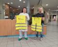 Bild: Sebastian Morcinek/Klinikum Amberg
Westen für Lebensretter: Die Regionenverantwortlichen Dr. Thomas Meidenbauer (links) und Dr. Sebastian Morcinek vor dem Abholort der Signalwesten an der Pforte des Klinikums Amberg.