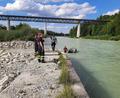 Bild: -/Berufsfeuerwehr München/dpa
Strömungsretter der Feuerwehr zogen das gekenterte Schlauchboot aus der Isar.