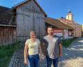 Bild: Wolfgang Steinbacher
Annika Reich und ihr Bruder Sebastian vor der früheren Hofstelle ihrer Familie. Der Stodl wird abgerissen, in einem Neubau werden die Heizanlage und der Hackschnitzelbunker ihres Nahwärmenetzes für Ehenfeld untergebracht.