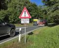 Bild: lnz
Warnschilder mit dem Zusatz "frei laufende Tiere" stehen seit einer Weile beidseitig an der B 15 zwischen Tirschenreuth und Mitterteich im Bereich der Maria-Weiher-Kurve.