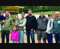 Bild: Cornelia Rösch
Bürgermeister Roland Strehl (rechts) freut sich gemeinsam mit WoSie-Geschäftsführer Peter-Mario Schäffer (links) und den Familien Ehebauer und Familie Liebl, die Grundstücke gekauft haben, über das neue Wohngebiet Lochnerstraße.