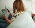 Bild: Annette Riedl/dpa/dpa-tmn
Dass Kinder so viel am Tablet oder Smartphone hängen, macht vielen Eltern große Sorgen. (Symbolbild)