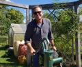 Bild: Benkhardt
Viel Zeit hat Harald Schlöger im Kreislehrgarten in Mitterteich verbracht. Hier gibt es für Groß und Klein viel zu entdecken. Das Gießwasser wird mit einer Schwengelpumpe aus dem eigenen Brunnen gefördert.