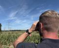 Bild: Gabi Schönberger
Bauleiter Benedikt Graf hat die Arbeiten an den Hochspannungsleitungen bei Neunkirchen mit Hilfe eines Fernglases genau im Blick.