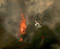 Bild: Adrián Irago/EUROPA PRESS/dpa
Ein Löschhubschrauber wirft Wasser über einem Feuer in der spanischen Provinz Ourense ab.