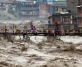 Bild: Aqil Khan/AP/dpa
Menschen wagen im nordindischen Bundesstaat Himachal Pradesh trotz schwerer Überschwemmungen den Weg über eine Brücke, um den Fluss Beas zu überqueren.