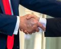 Bild: Alex Brandon/AP/dpa
Zu sehen beim Händedruck mit dem südkoreanischen Präsidenten Lee: ein Bluterguss auf Trumps rechter Hand.