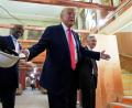 Bild: Julia Demaree Nikhinson/AP/dpa
US-Präsident Trump bei einem Besuch der Fed - seit Monaten attackiert er die US-Notenbank.