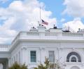 Bild: Jacquelyn Martin/AP/dpa
Die Flagge am Weißen Haus ist auf halbmast gesenkt.