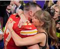 Bild: John Locher/AP/dpa
Nach zwei Jahren als Paar sind sie nun miteinander verlobt. (Archivbild)