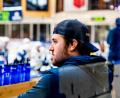 Bild: Elke Englmaier
Der neue Arbeitsplatz von Videocoach Lucca Wenzl ist bei den Spielen der Blue Devils Weiden künftig direkt an der Bande.