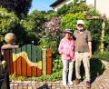 Bild: lnz
Erika und Josef Schiffner im Vorgarten ihres weitläufigen und pflanzenreichen Grundstücks am Birkenbühl in Kulmain.