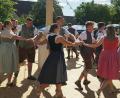 Bild: Kirwaverein Kirchenthumbach/Kerstin Gerchau
Nach 18 Jahren wurde wieder eine alte Tradition auferweckt: Elf Paare am Baum tanzten den 25 Meter hohen Kirwabaum aus.