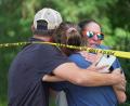 Bild: Alex Kormann/Star Tribune/AP/dpa
Menschen umarmen sich nach Schüssen an einer Schule, bei denen zwei Kinder gestorben sind.