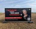 Bild: PP Oberpfalz/Bäumler
Das aufgestellte Banner an der Unfallstelle soll neue Hinweise bringen.