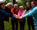 Archivbild: Kunz
Haben sich in 2024 als Familienpaten ausbilden lassen (von links): Otilia Laskovska, Richard und Christa Christl, Sophia Neubauer sowie Kathrin Walter. Bettina Hahn (Zweite von links) ist Geschäftsführerin und pädagogische Leiterin des Evangelisches Bildungswerk Oberpfalz.