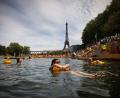Bild: Thomas Padilla/AP/dpa
Rund 100.000 Menschen haben die neuen Freibäder in der Seine in Paris genutzt (Archivbild).