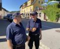 Bild: Sebastian Böhm (sbö)
Eine kleine Stärkung muss sein: Schließlich legen Ernst Winkler und Norbert Schopper (rechts) auf ihren Streifen zu Fuß um die zehn Kilometer zurück.