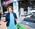 Bild: Sebastian Christoph Gollnow/dpa
Flughafenchefin Aletta von Massenbach stellt neue CT-Scanner am Flughafen BER vor.