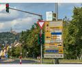Bild: Wolfgang Steinbacher
Dieses Verkehrszeichen in Amberg auf der Drahthammerkreuzung hat offensichtlich schon bessere Tage gesehen. Eine Erneuerung wird aber noch bis mindestens nächstes Jahr dauern. Warum, das erklärt die Pressestelle der Stadt Amberg.