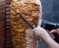 Bild: Sven Hoppe/dpa
Eigentlich sollten die Spieße gegrillt werden - nach dem Unfall landeten sie auf der Autobahn. (Symbolbild)