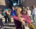 Bild: Richard Tsong-Taatarii/Star Tribune/AP/dpa
Kinder und Erwachsene sind schockiert nach den tödlichen Schüssen an der Schule.