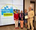 Bild: Sirtl/exb
Waldsassen erhält erneut die Auszeichnung als Fairtrade-Stadt. Darüber freuen sich (von links) Gudrun Sirtl, Christina Kunz, FairTrade Promoterin Heike Rahn, Paula Pöllinger und Bürgermeister Bernd Sommer.