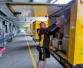 Bild: Stephan Huber
Amer Helja belädt sein Fahrzeug mit Paketen. Der 46-Jährige kommt ursprünglich aus Bosnien-Herzegowina und arbeitet seit sechs Jahren bei der Deutschen Post in Amberg. Mittlerweile ist er einer von drei Teamleitern.