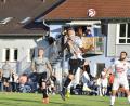 Archivbild: Hubert Ziegler
Kopfballduell zwischen Toni Lippert (links) von den SF Ursulapoppenricht und Komlanvi Agbeve (rechts) vom SV Inter Bergsteig Amberg, beobachtet von Alexander Bittner (ganz links, Upo). Die Sportfreunde stehen nach dem Sieg gegen Schlicht auf dem achten Platz der Bezirksliga Nord.