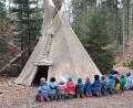 Bild: Waldkindergarten/exb
Das acht Jahre alte Tipi weist große Schäden auf und braucht dringend Ersatz, damit die Kinder es wieder nutzen können. Die Schäden am alten Zelt sind irreparabel.