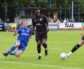 Archivbild: war
Etzenrichts Spielertrainer Andreas Wendl (links) wird gegen die Ettmannsdorfer Torjäger Thomas Stowasser (rechts) und Cesar Sodji wieder mit vollem Einsatz vorangehen.