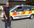 Bild: jr
Die BRK-Bereitschaft Bad Neualbenreuth feiert heuer das 75-jährige Bestehen. Leiter Günter Plonner steht hier vor dem örtlichen HvO-Fahrzeug, mit dem pro Jahr über hundert ehrenamtliche Einsätze absolviert werden.