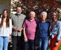 Bild: bnr
Viele Glückwünsche bekam Josef Scharf (Mitte) aus Lissenthal zu seinem 90. Geburtstag. Zu den ersten Gratulanten zählten seine Frau Maria, die Enkeltöchter Lena (links) und Laura (rechts) sowie Bürgermeister Frank Zeitler für die Stadt Nabburg.