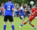 Bild: Hubert Ziegler
Andreas Spies (Mitte) und der FC Edelsfeld müssen bereits am Freitag beim SV Raigering ran. Der TSV Königstein um Yannick Hutzler (rechts) empfängt einen Tag später die Landesliga-Reserve des SC Luhe-Wildenau.