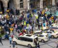 Bild: Peter Kneffel/dpa
Im Juli demonstrierten Taxifahrer vor dem Rathaus. (Archivbild)
