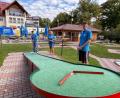 Bild: Stephan Huber
Es ist die einzige Minigolfanlage in Sulzbach-Rosenberg – sie und der Freizeittreff-Biergarten bringen ordentlich Leben nach Breitenbrunn. Von links: Junior-Chef Simon Chesaru, seine Mutter Adriana und Luca Ebert vom Helferteam.