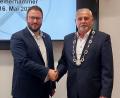 Archivbild: gmü
Bürgermeister Ludwig Biller (rechts) mit Julian Kraus. Der Vorstand der CSU Weiherhammer hat sich bereits einstimmig für Kraus als Bürgermeisterkandidaten für die Kommunalwahl 2026 ausgesprochen.