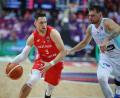 Bild: Mateusz Birecki/ZUMA Press Wire/dpa
Die Polen brachten Luka Doncic (r) in Bedrängnis.