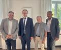 Bild: Thomas Stegerer
Bürgermeister Thomas Beer begrüßt Mediziner Stefan Roi von den „Wackersdorfer Hausärzten“ im Beisein von Dr. Kruse und Franz Härtl.