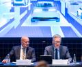Bild: Lennart Preiss/dpa
VDA-Geschäftsführer Jürgen Mindel (rechts) und der Rechtsanwalt Christian Vorländer (links) als Vertreter der Messe MÜnchen präsentieren das Konzept der bevorstehenden Automesse IAA. Die bedrängten deutschen Hersteller wollen ein „Signal der Zuversicht“ senden.