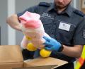 Bild: Hendrik Schmidt/dpa
Im vergangenen Jahr schritten die Zollbehörden in der EU laut einem Bericht knapp 400.000 Mal ein und führten Dokumentenkontrollen, physische Kontrollen oder Labortests durch. (Symbolbild)